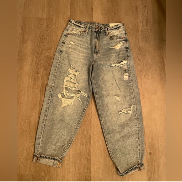 American Eagle Distressed Mom Jean 🌻 - Picture 1 of 5
